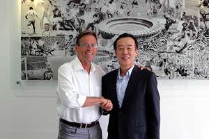 ليموس يصافح رئيس نادي بوهانج الكوري السيد كيم تاي مان