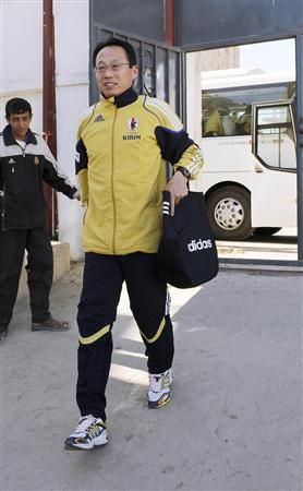 مدرب المنتخب السيد أوكادا يدخل ملعب التدريب والذي تم حمايته من قبل الأمن اليمني
