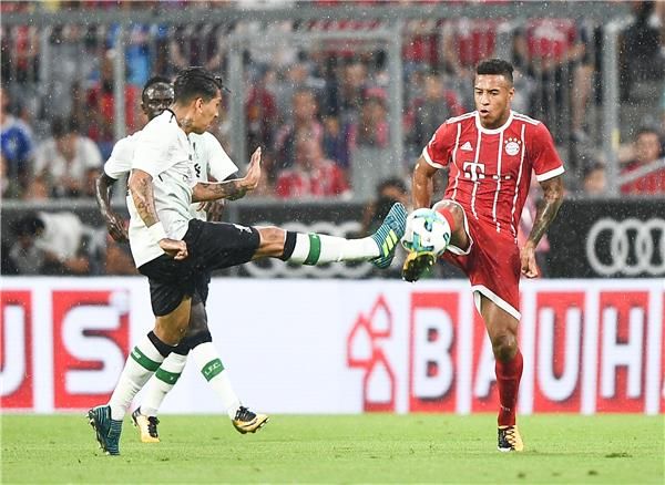 جانب من مباراة بايرن ميونيخ وليفربول 