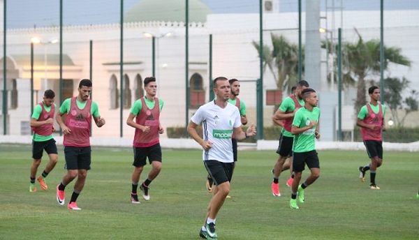 إبراهيم بدبودة (يسار) في تدريبات المنتخب المحلي