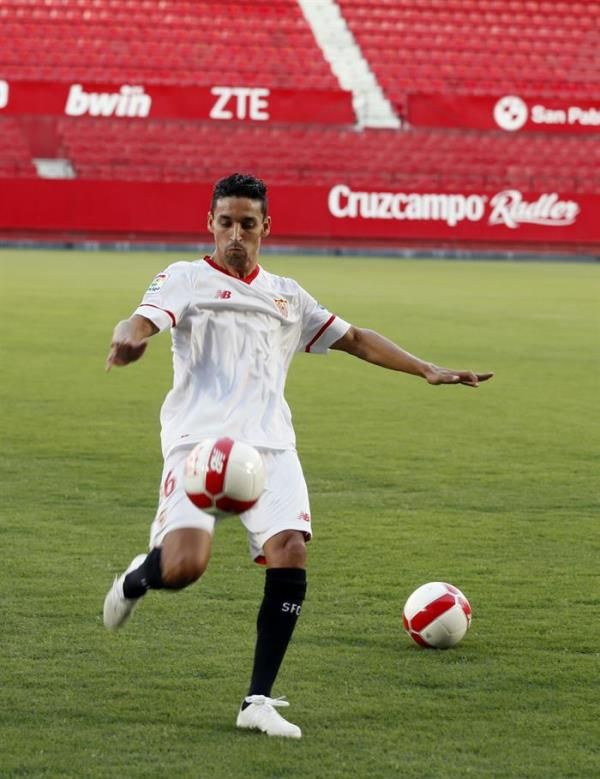 نافاس بقميص إشبيلية