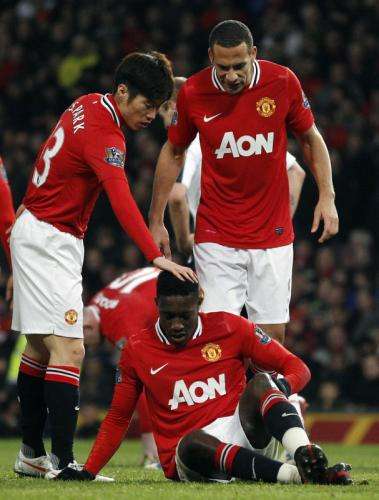 بارك جي سونج وسط زملائه السابقين