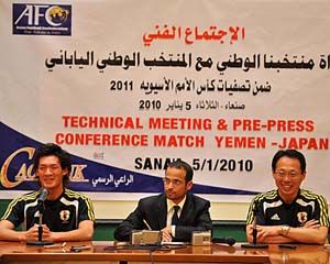 مدرب اليابان تاكيشي أوكادا مع المدافع تومواكي ماكينو في مؤتمر الصحفي