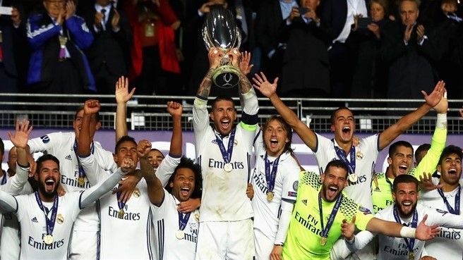  راموس يرفع كأس السوبر الأوروبي 