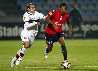 أوباميانج (بالقميص الاحمر)