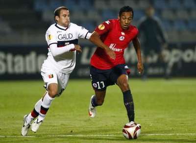 أوباميانج (بالقميص الاحمر)