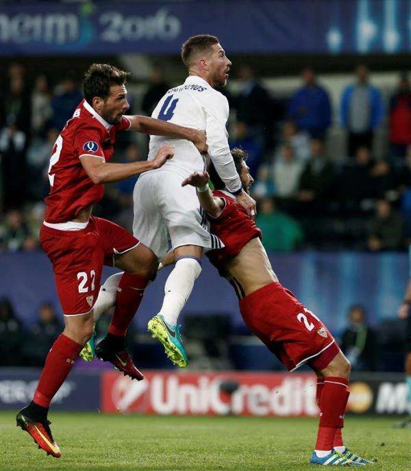 راموس بين لاعبي إشبيلية في مباراة كأس السوبر الأوروبي 2016