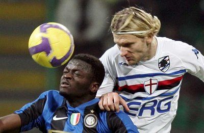  المدافع الليتواني  ماريوس ستانكيفيشيوس في صراع مع لاعب الانتر مونتاري