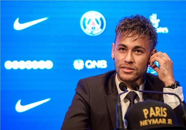 نيمار أثناء تقديمه لاعبا لسان جيرمان