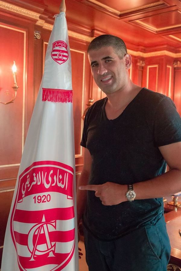 محمد بن حسن أثناء توقيع العقد