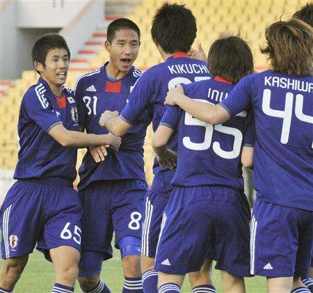 فرحة لاعبي منتخب اليابان بالهدف التعادل الذي أحرز المهاجم هيراياما