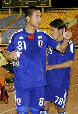 سوتا هيراياما يتبادل التهاني مع زملائه بعد فوز منتخب اليابان على منتخب اليمن بنتيجة { 3 - 2 }