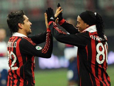 بوريللو و رونالدينيو يحتفلان بإحدى أهداف الميلان