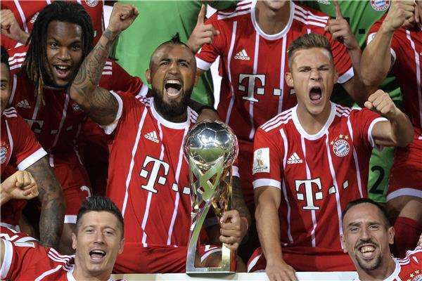 فيدال يحتفل بالكأس