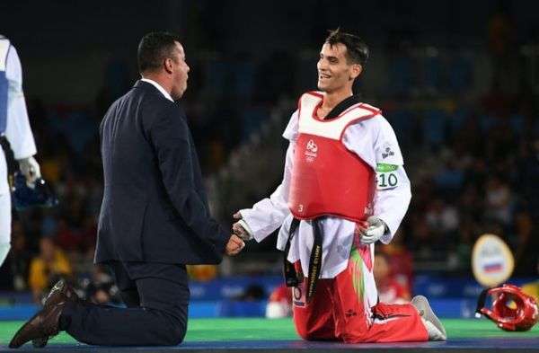 أبو غوش ومدربه