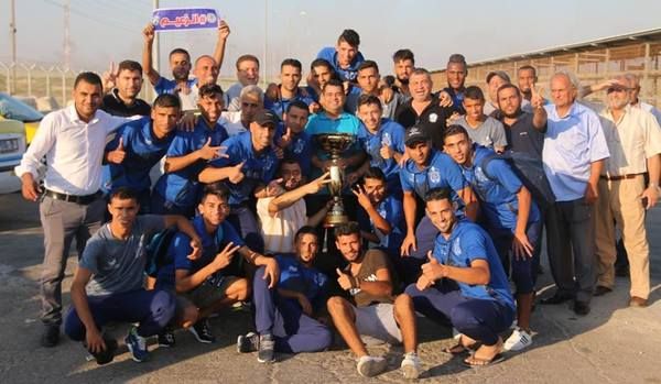 لاعبو شباب رفح يحتفلون بالكأس بعد وصولهم إلى غزة