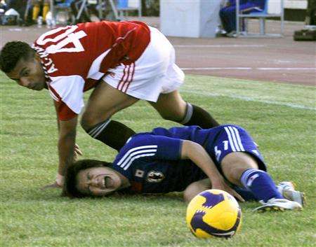 ناوكي يامادا يتألم بشدة بعد أن تعرض لدخول عنيف من أحد لاعبي المنتخب اليمني