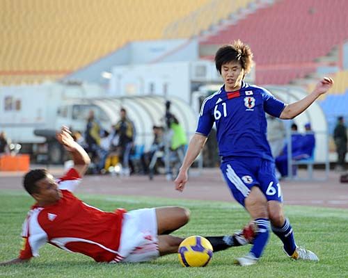 صور التدخل العنيف من قبل المدافع اليمني تجاه ناوكي يامادا 