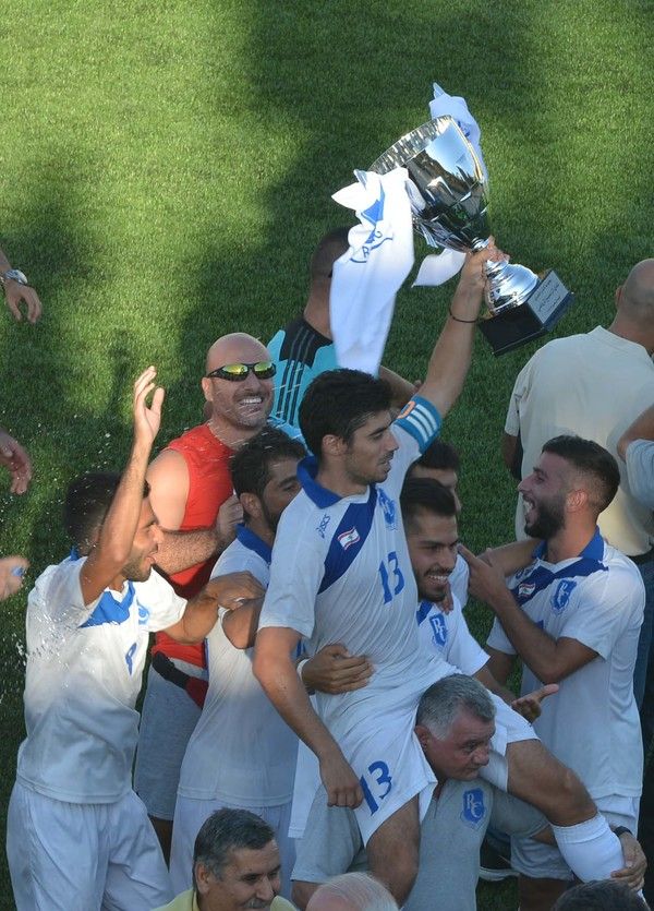 سعيد يرفع كأس التحدي الموسم الماضي