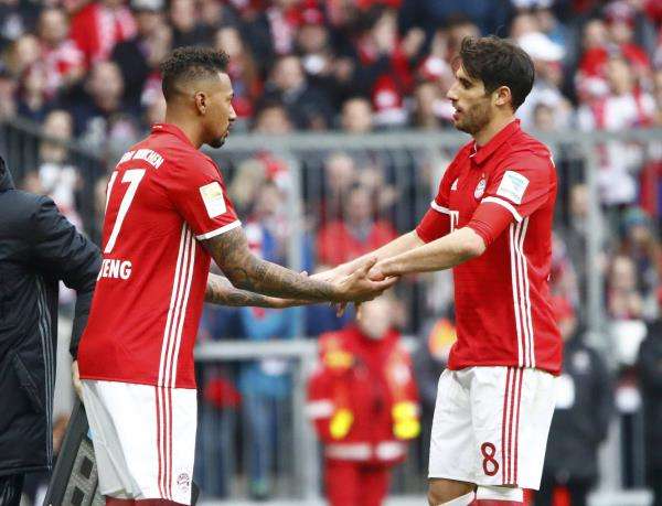 خافي مارتينيز (يمين)