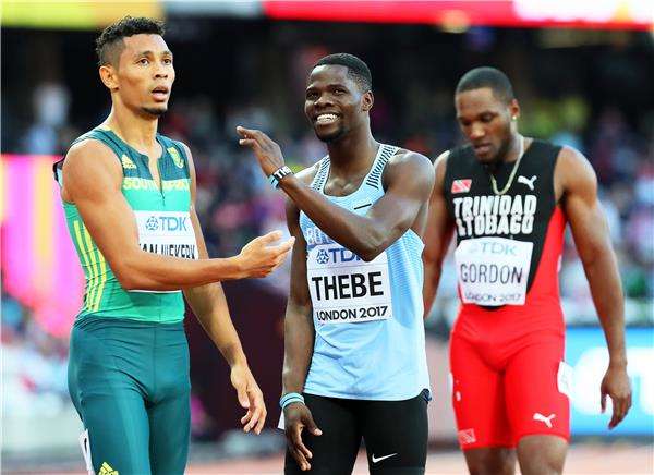 فان نيكرك (يسار)