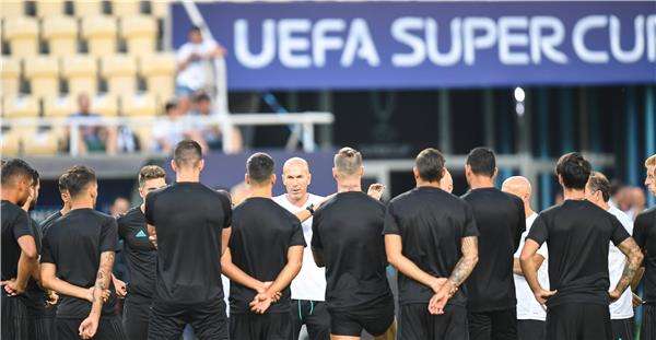 زيدان وسط فريقه