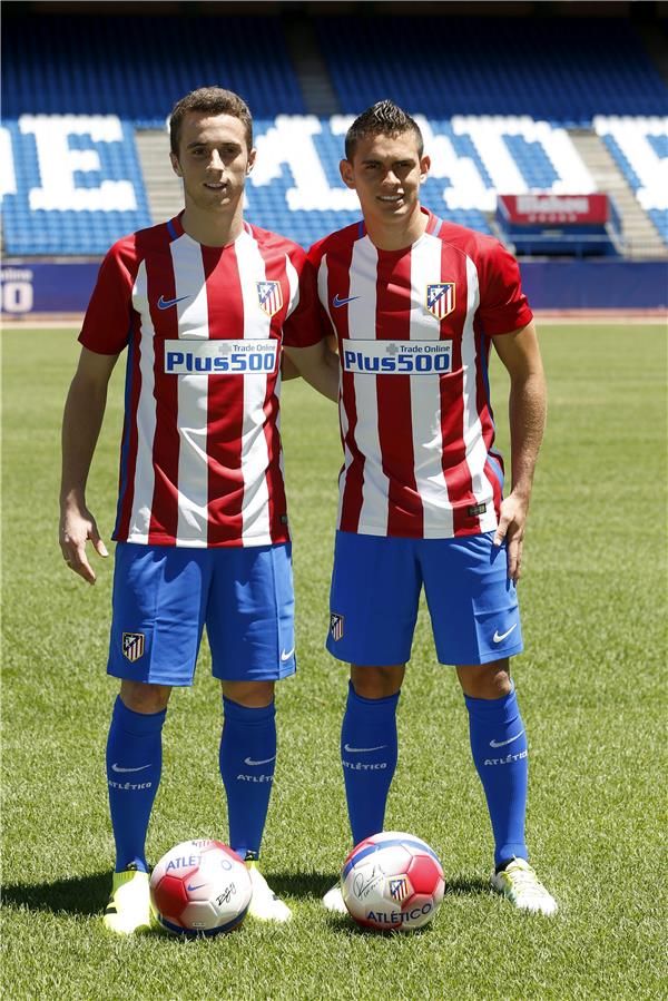 بوريه (يمين)