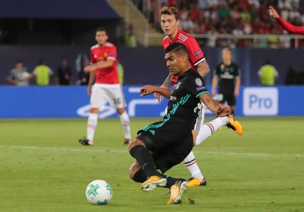 كاسيميرو أثناء تسجيل الهدف