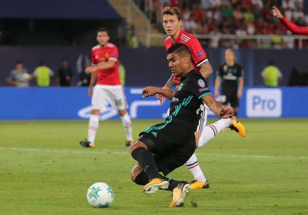 كاسيميرو أثناء تسجيل الهدف