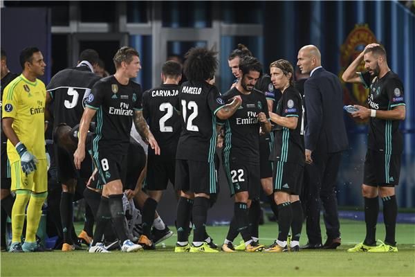 لاعبو ريال مدريد يشربون المياه