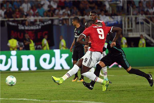  روميلو لوكاكو أثناء تسجيله في ريال مدريد