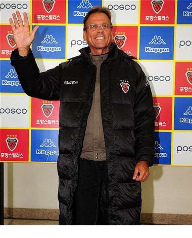 السيد ليموس عند حضوره للمؤتمر الصحفي التابع لفريق بوهانج ستيلرز الكوري الجنوبي