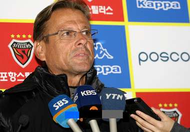 { صور من المؤتمر الصحفي }