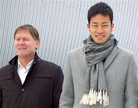 المدافع مايا يوشيدا ( يمين ) وبجانبه رئيس نادي فينلو الهولندي السيد هاي بيردين