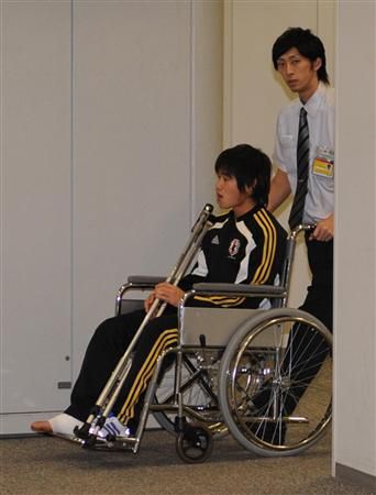 ناوكي يامادا كان أول الواصلين وهو على كرسي المتحرك بسبب تعرض للكسر في ساقه الأيمن