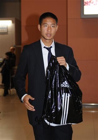 سوتا هيراياما عند وصوله لصالة المطار