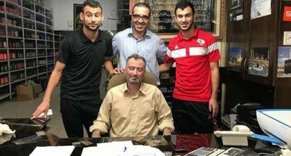 الشقيقان مراعبة لحظة التوقيع لأهلي الخليل