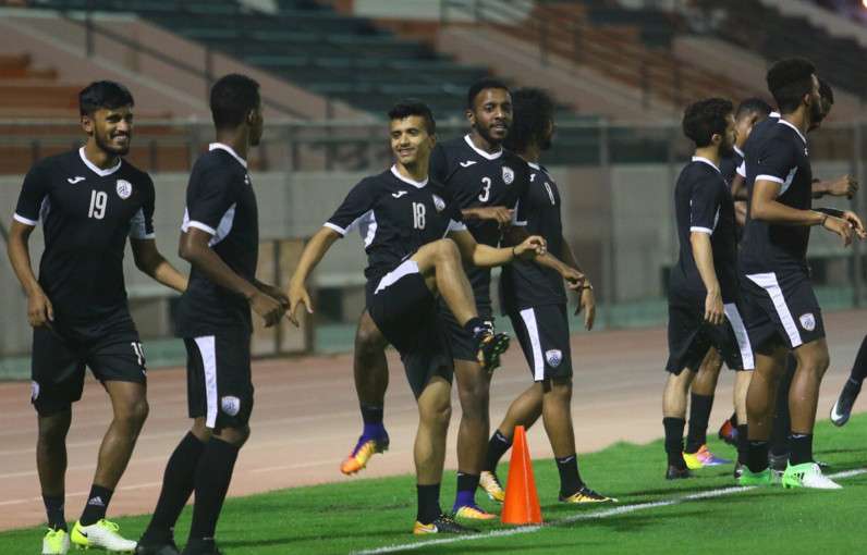 جانب من تدريبات نادي الشباب