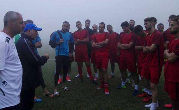 نزار محروس يتحدث للاعبيه