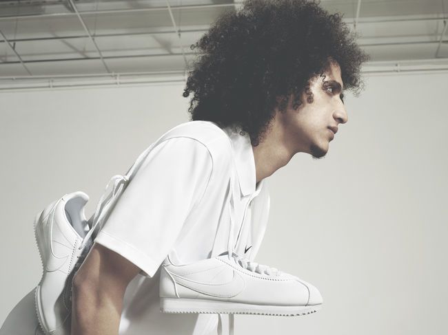 عمر عبد الرحمن خلال تصوير الفيديو