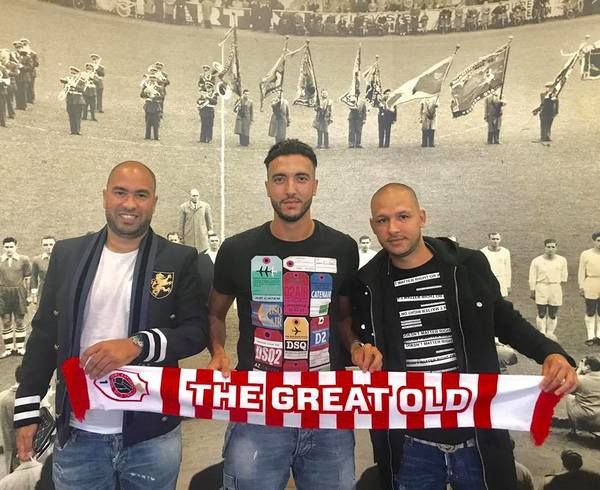 الغندري بصحبة وكيلي أعماله بعد التوقيع للنادي البلجيكي