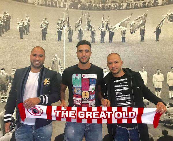 الغندري بصحبة وكيلي أعماله بعد التوقيع للنادي البلجيكي