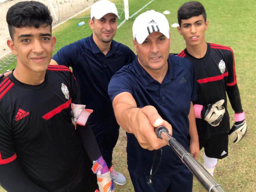 الورفلي مع مدرب حراس المنتخب والحارسين