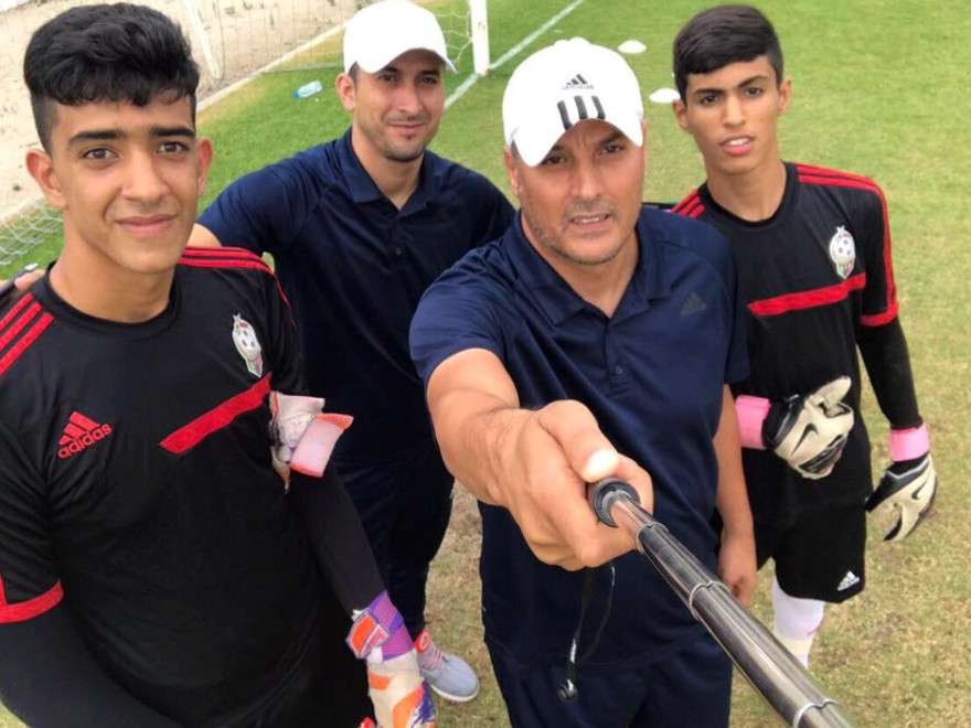 الورفلي مع مدرب حراس المنتخب والحارسين