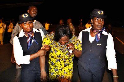 مضيفتا طائرة تساعدان فردا من عائلة أحد الضحايا