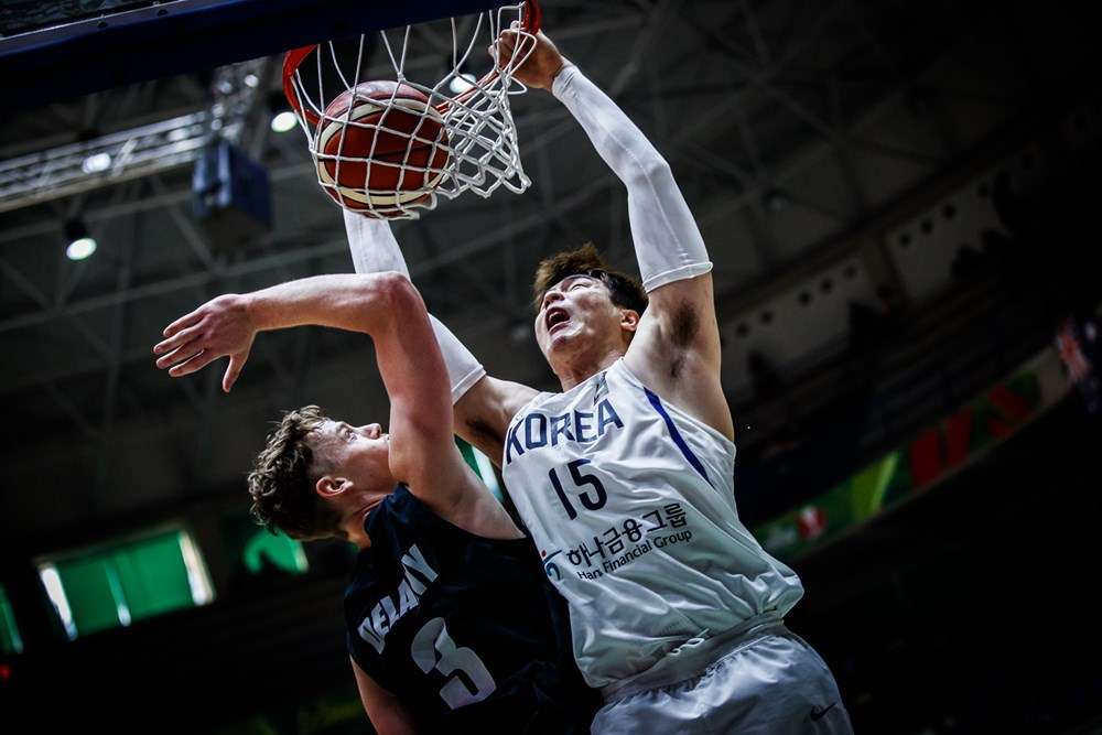 جانب من مباراة كوريا الجنوبية ونيوزيلاندا