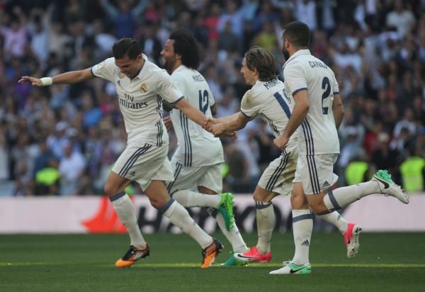 بيبي مع لاعبي ريال مدريد