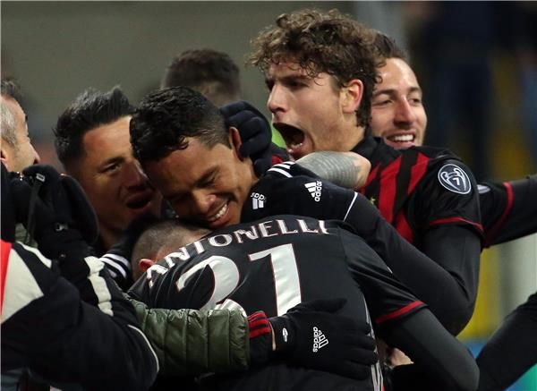 باكا وسط لاعبي ميلان