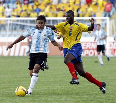 اللاعب سالفيو على يسار الصورة 