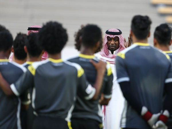 أسامة المولد رفقة اللاعبين